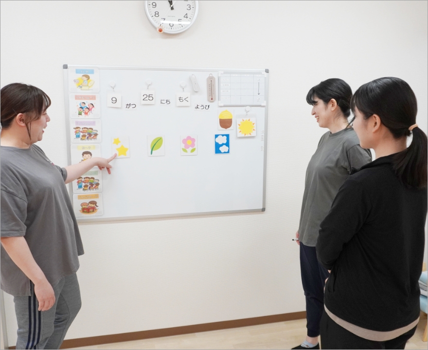 書類を持つ人物の写真